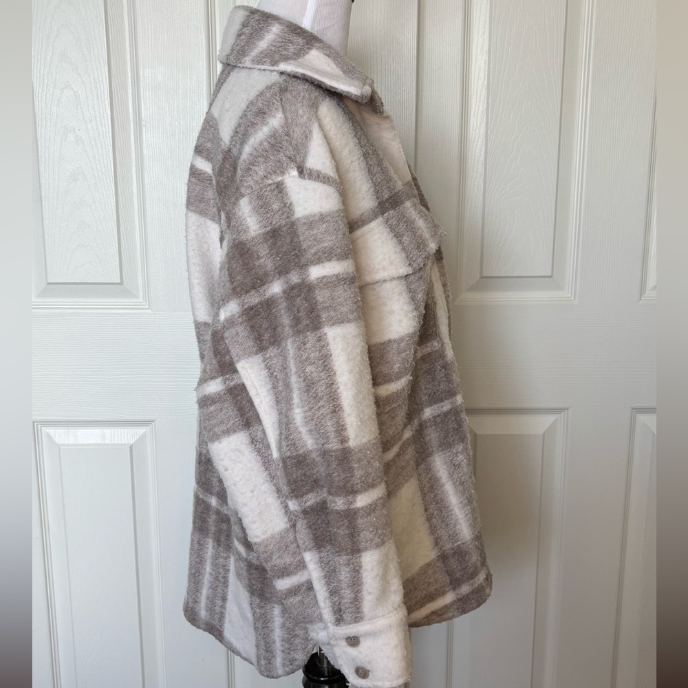 Oversized Plaid Button-Up Jacket - Picture 2 of 4